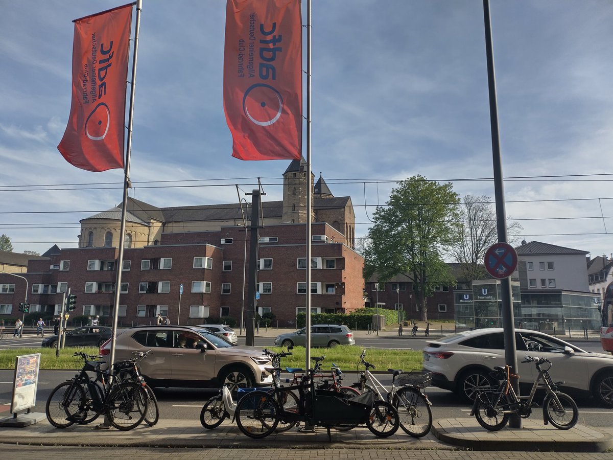LocalModule's tweet photo. Jetzt vollkommen zugeparkt https://t.co/q4wdqH4y0p