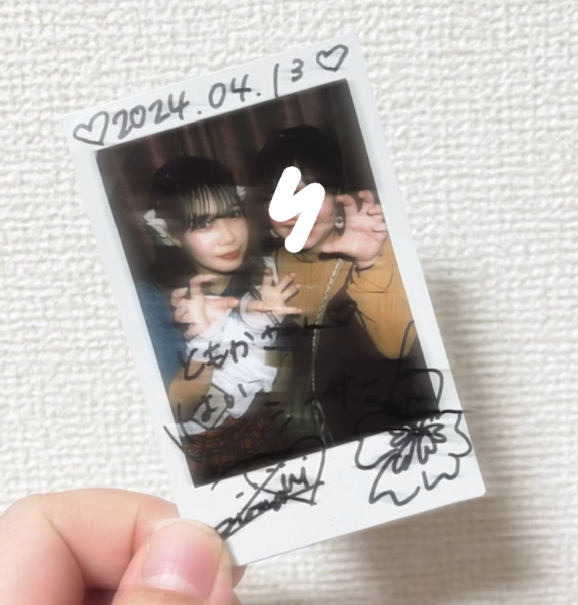 k_aOIx's tweet photo. 大好きな推しちゃんに4年ぶりに会ってきた〜！！
ステージでキラキラ輝く姿を久しぶりに見れて幸せ☺️
サプライズだったけど、すぐに分かってくれたのさすが✌️
ポーズはもちろん、はい、シーサー👋
これからも頑張れ〜！！ https://t.co/LEyGXIGgAo