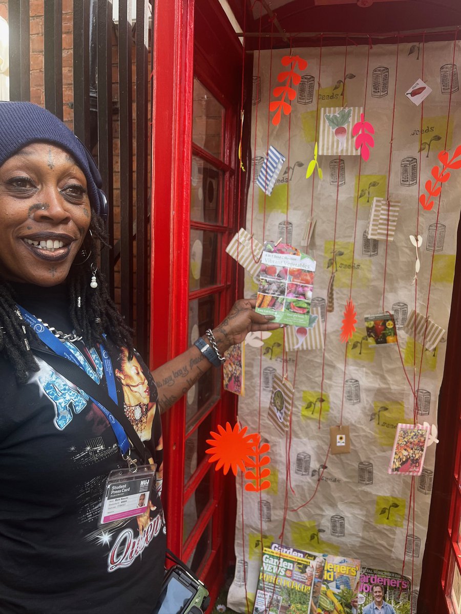 A master class in how our SEED SWAP works, by Michi Masumi Photography 🌱 Take a packet, leave a packet. 

The SEED SWAP runs til 15 April. Open 24/7. Find us in the red telephone box next to Café Nucleus. Proud to be a @nucleusarts gallery
#seedswap #telephonebox #redphonebox