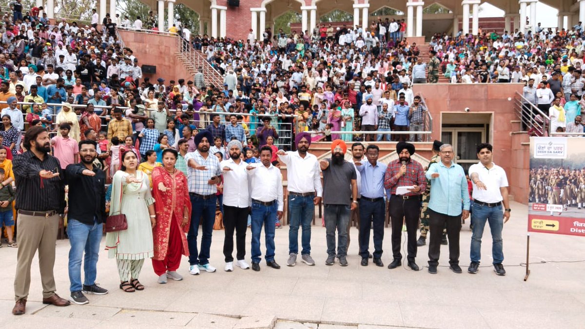 NeelkamalTOI's tweet photo. #India elections, background #LongLivePakistan, @ECISVEEP making efforts to increase voting %age even at zero line at International #Ind_Pak border during #RetreatCeremonies #Fazilka DC @senuduggal SSP @DrPragyaJain3 at forefront Sadqi while #SaumyaMishra at Fzr @IASassociation @IPS_Association