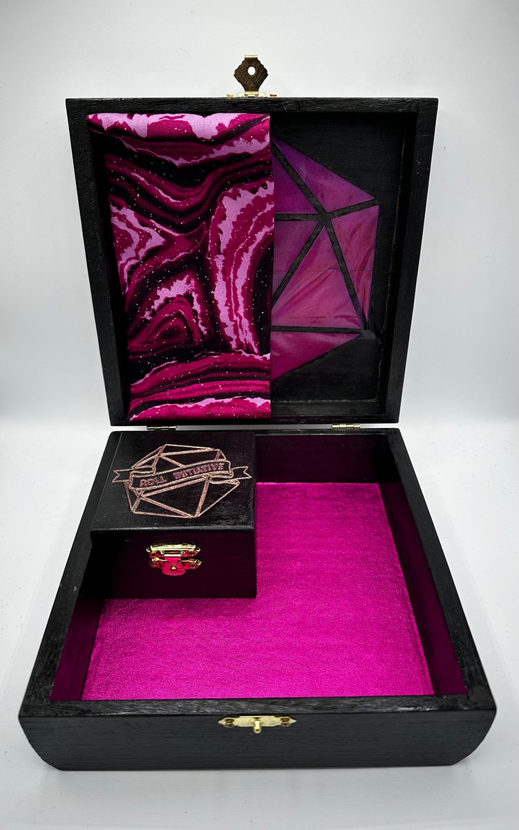 ValkyrieTotems's tweet photo. Are you the forever DM for your group? This gorgeous box will show that you are the boss at the table! 

Need to sort your dice into a set of current faves? Snag a display to show off! In 8 colors! 

Grab one at @Calgaryexpo A5712!

#calgaryexpo #dnd #dungeonmaster #dice https://t.co/6QP9X0zCJb