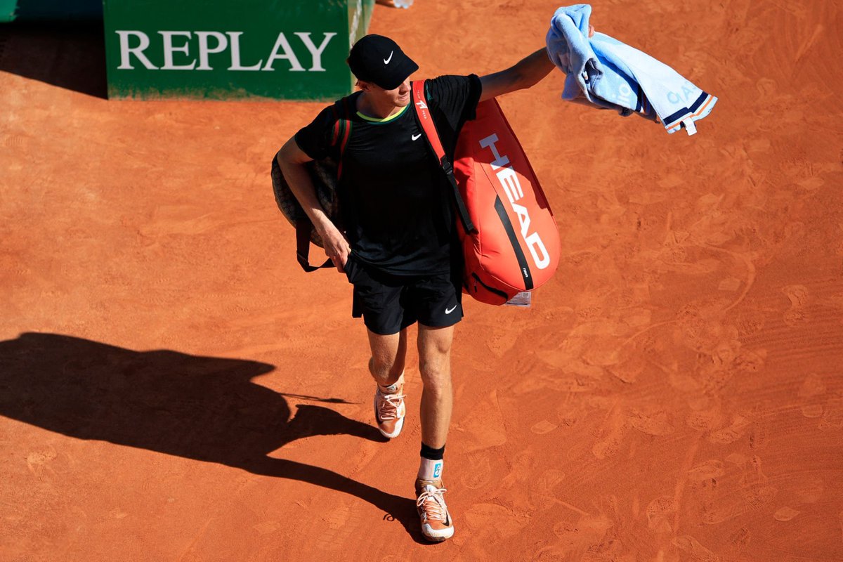 UniversTennis's tweet photo. 🇮🇹 Jannik Sinner en conférence de presse sur l’erreur d’arbitrage sur balle de double break contre Stefanos Tsitsipas au troisième set :

🗣️ « C’est arrivé et on ne peut plus rien faire. Cela fait déjà partie du passé. C’est dur de l’accepter, je jouais super bien à ce moment-là. Tout allait dans la bonne direction sur le plan tactique. Malheureusement, ou heureusement, tout le monde peut faire une erreur.
Moi aussi, je peux me tromper. C’est comme ça. 

Après, j’ai eu des crampes, peut-être à cause de ce qui s’est passé, parce que ça affecte aussi vos nerfs et on
gamberge dans la tête, et c’est difficile de jouer. J’ai quand même essayé de faire du mieux que je pouvais. Stefanos a élevé son niveau de jeu, c’est comme ça »