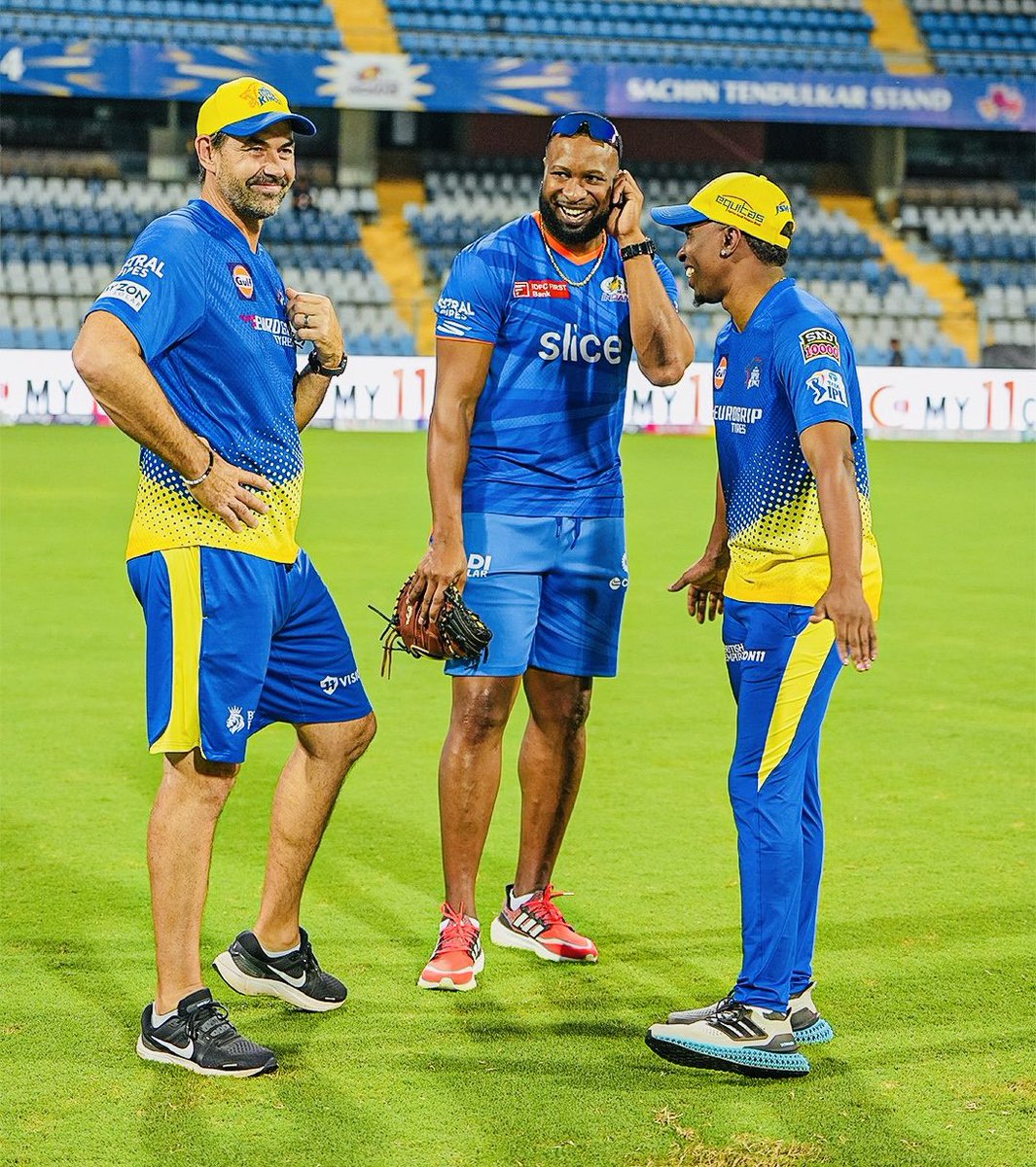 Stephen Fleming, Kieron Pollard and Dwayne Bravo at Wankhede ahead of the “El Clasico” MI vs CSK.🔥💙💛