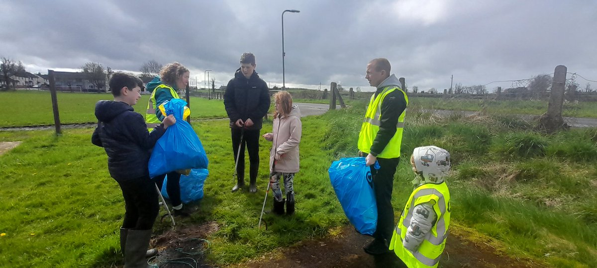 Family #litterpick in Upperlands, part of Mid Ulster Litterpickers' spring clean-up event. Four bags of bottles, cans, sweet wrappers and silage film lifted and disposed of. Check out the event & group 👇🏻 facebook.com/groups/midulst… @vseviour @MidUlster_DC #leavenotrace