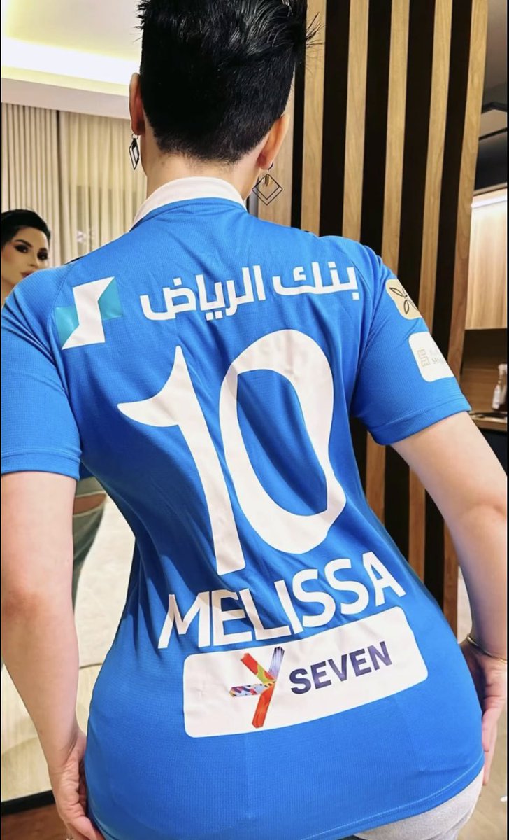 لازم الواحد يكون سعودي عشان يشجع الهلال ؟