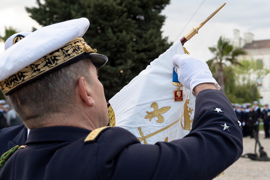 MarineNationale's tweet photo. #35F | Le VA Bordarier commandant ALAVIA, a remis la médaille de l’aéronautique à la Flottille 35F 🛩🎖. Elle récompense les missions aéromaritimes et les opérations de secours en mer des équipages. Au total pour la 35F : 86 000h de vol et +350 missions de secours chaque année. https://t.co/nuljWEzqyi