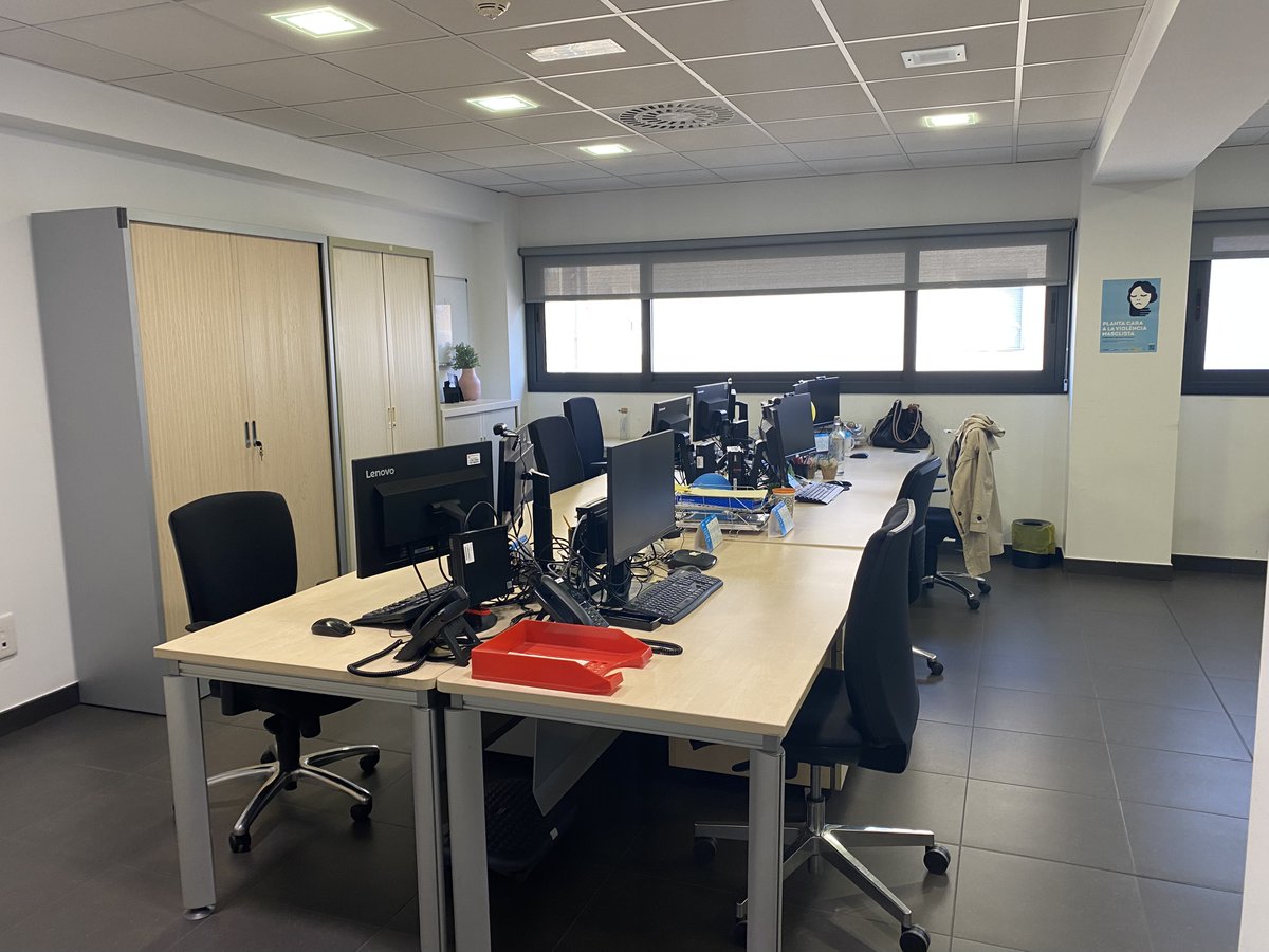 jvalaball's tweet photo. 📢Ja tenim en ple funcionament les noves instal·lacions de la Unitat de Recerca i Innovació @icscatcentral - #USRCatCentral @IDIAPJGol al CAP Bages. 🔬Més espai i llum per continuar fent creìxer la recerca  a l'atenció primària! @NuriaPrat3 👏 https://t.co/ZoF7X3J8b3