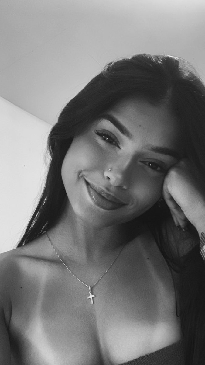 Stephanyliraa's tweet photo. imagina chegar em casa e sua mulher ser eu, sortudo https://t.co/iWVC9Pj0MZ