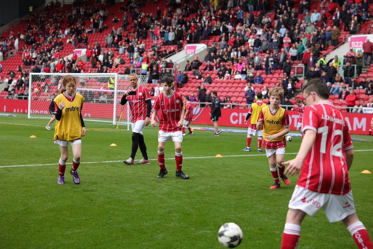 RobinsFound's tweet image. Absolute scenes on the pitch at half time 🤩⚽️❤️