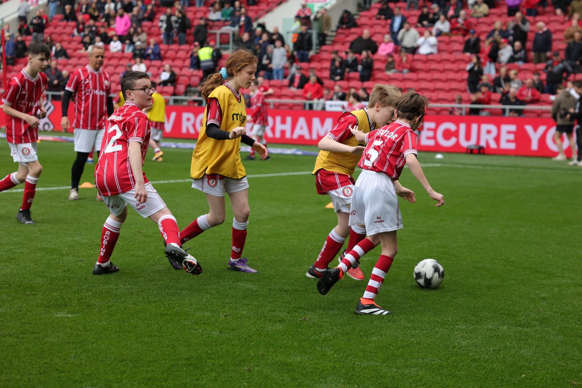 RobinsFound's tweet image. Absolute scenes on the pitch at half time 🤩⚽️❤️