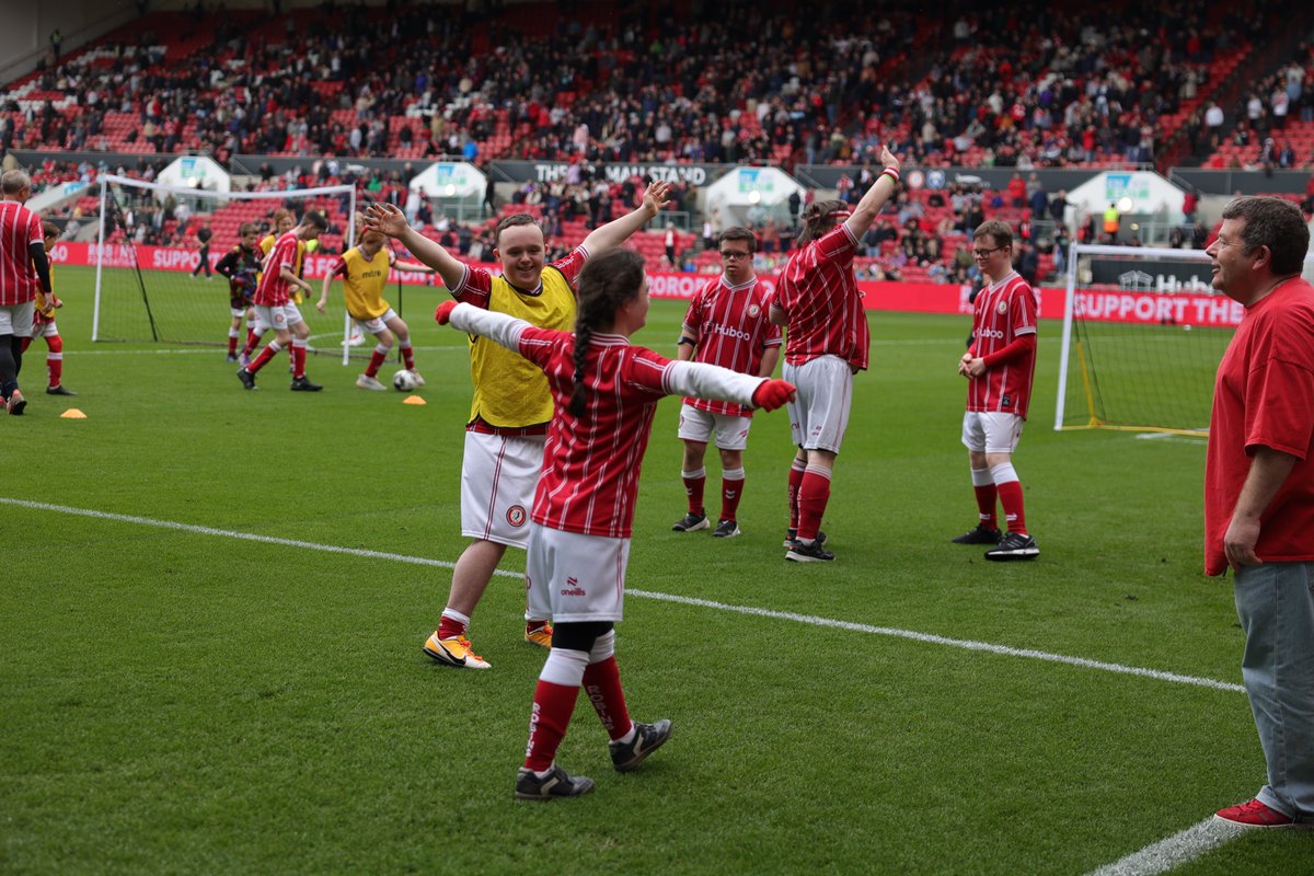 RobinsFound's tweet image. Absolute scenes on the pitch at half time 🤩⚽️❤️