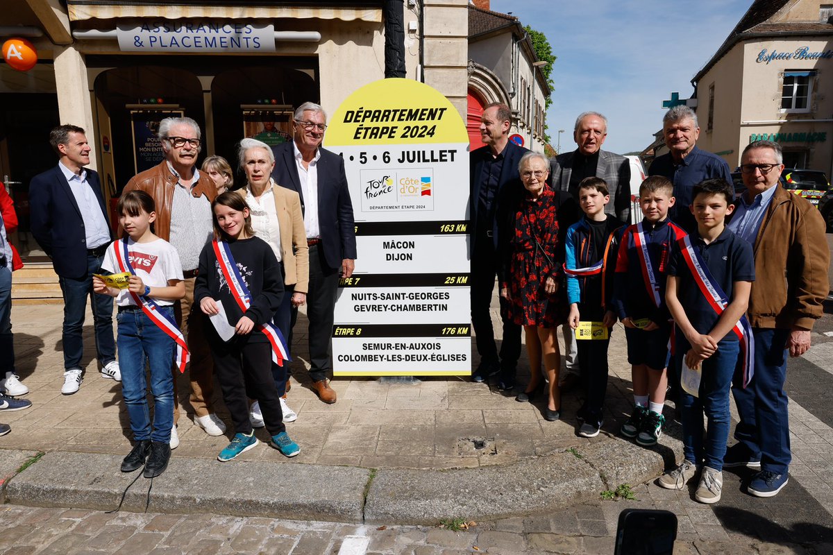 Les bornes et les lignes de départ et d’arrivée du Tour de France ont été dévoilées hier sur le contre-la-montre à Nuits-Saint-Georges et Gevrey-Chambertin en compagnie de Christian Prudhomme et Bernard Thévenet, et aujourd’hui à Semur-en-Auxois. 🚲