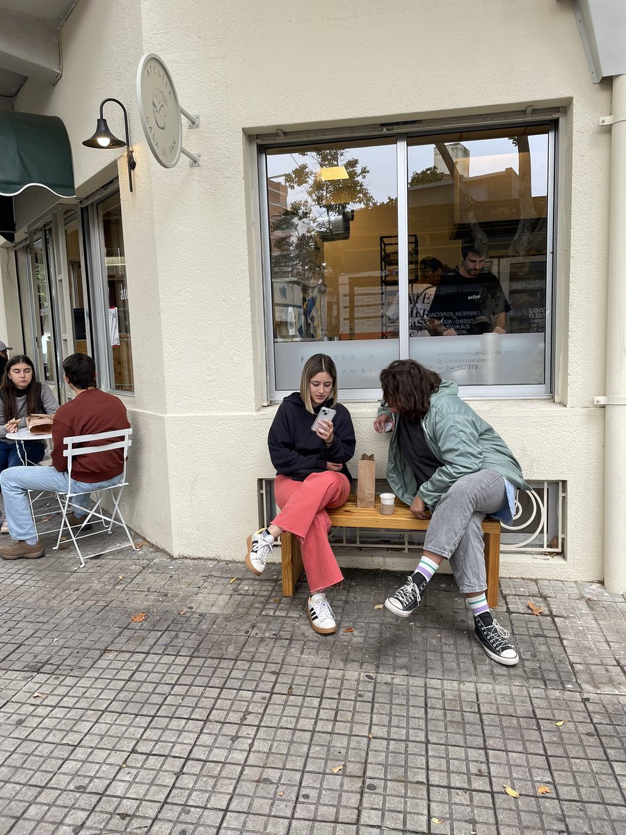 irenichus's tweet photo. Se puso hermosa la esquina de Jackson y Chana, las medialunas de Fran Seubert salen calentitas y son una locura de ricas. Llévense alguna de las tortas de @nacho______ de paso. https://t.co/NMiaV1wqL6