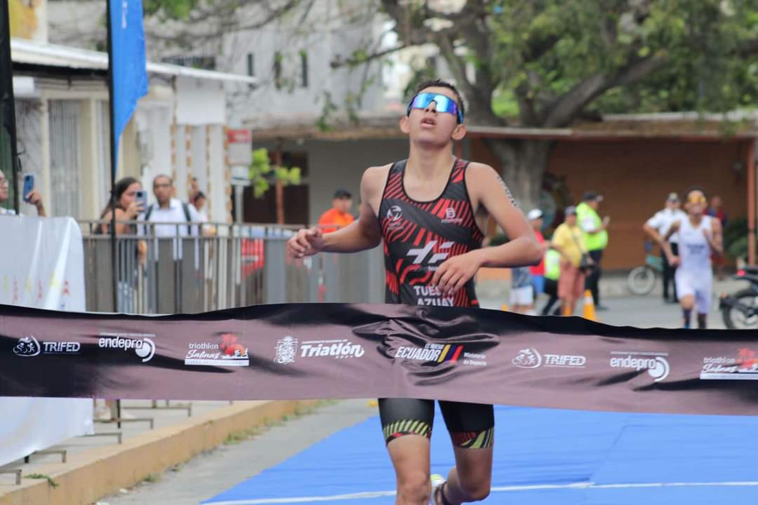 CecyFarezP's tweet photo. Matias Tuesta se consagra Campeón Nacional en la distancia Sprint haciendo su debut en esta categoría y distancia.
@FEDEAZUAY 
@elmercurioec https://t.co/Cf76m1IVZf