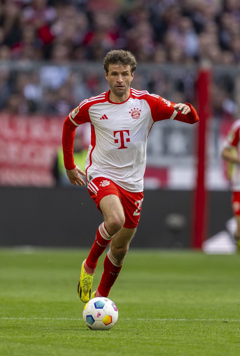 Thomas Muller vient d'inscrire son 240e but avec le Bayern Munich  toutes compétitions confondues.

🏟️ 701 matchs
⚽ 240 buts
🎯 265 passes décisives.

505 G/A. #FCBKOE