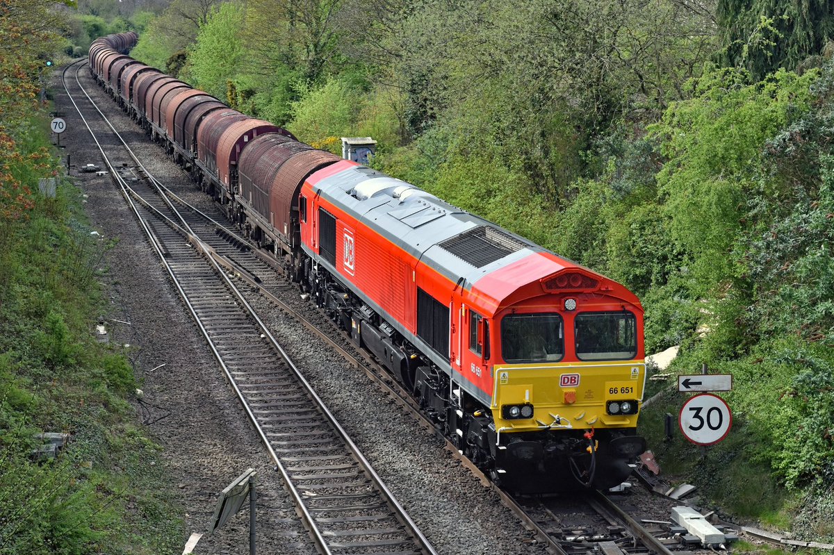 The first @DBCargoUK regeared 66/6 entered service this week after conversion at Toton. Today ex-works 66651 (the former 66221) approaches Nuneaton Abbey Junction with the diverted 6E03 10.05 Wolverhampton Steel Terminal-Toton steel empties. 📷 John Binch