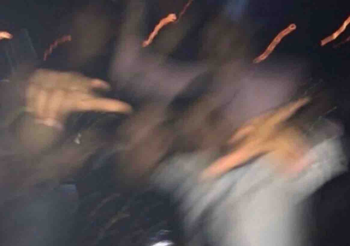 “Pásame la foto que nos sacamos ayer”

La foto: