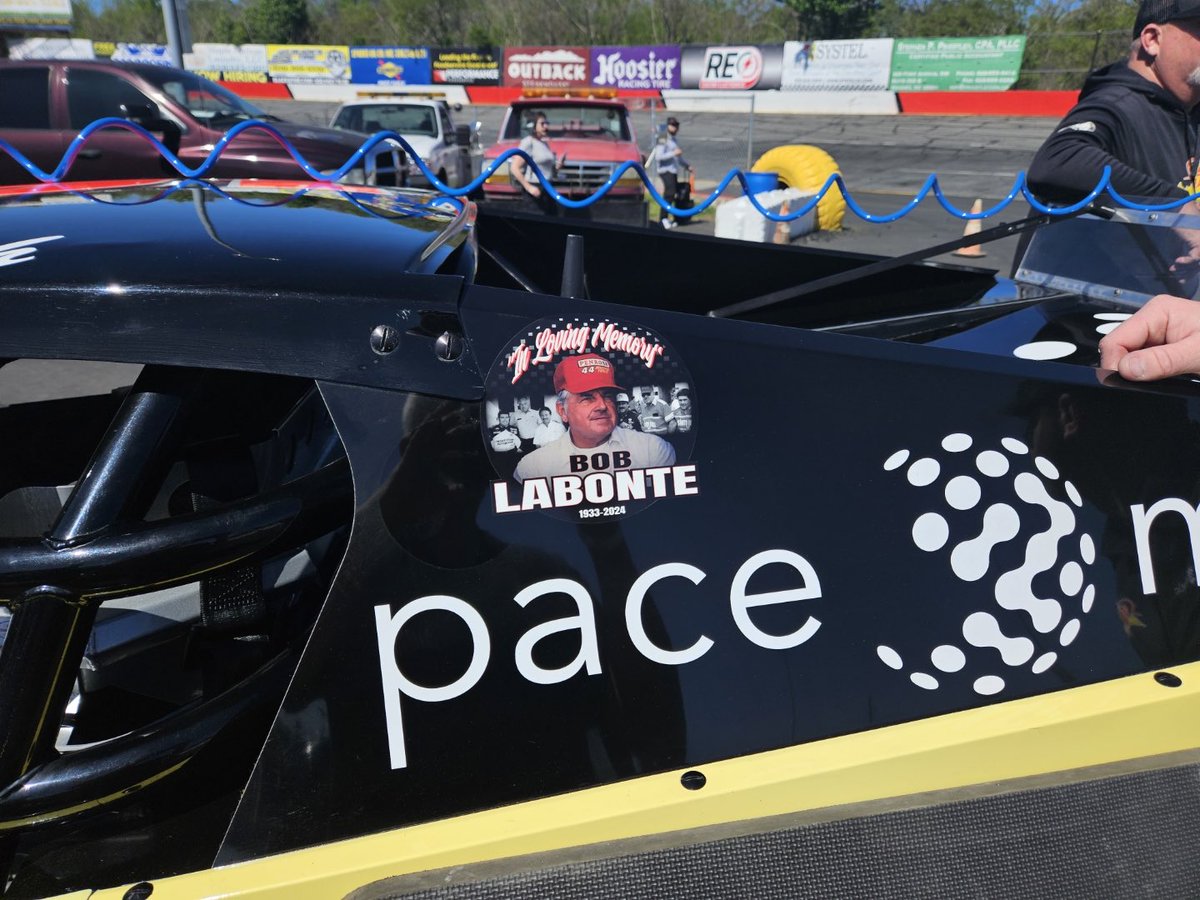 Today, our ⁦@SSRacing1622⁩ ⁦@paceomatic⁩ team will race in memory of a friend. Thinking of ⁦@Bobby_Labonte⁩ and his family today. 🙏🙏🙏