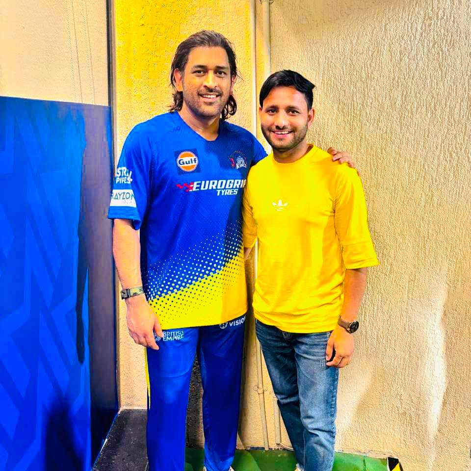 Sameer Rizvi's Brother with MS Dhoni 💛