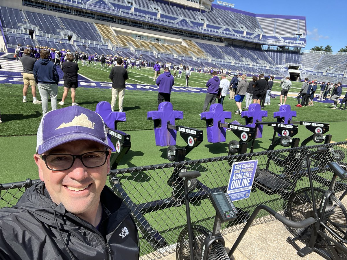 jmusuperfan's tweet photo. Thanks @JMUFootball for letting this guy in to take in some practice #talkingaboutpractice https://t.co/iTnuYVSrrJ
