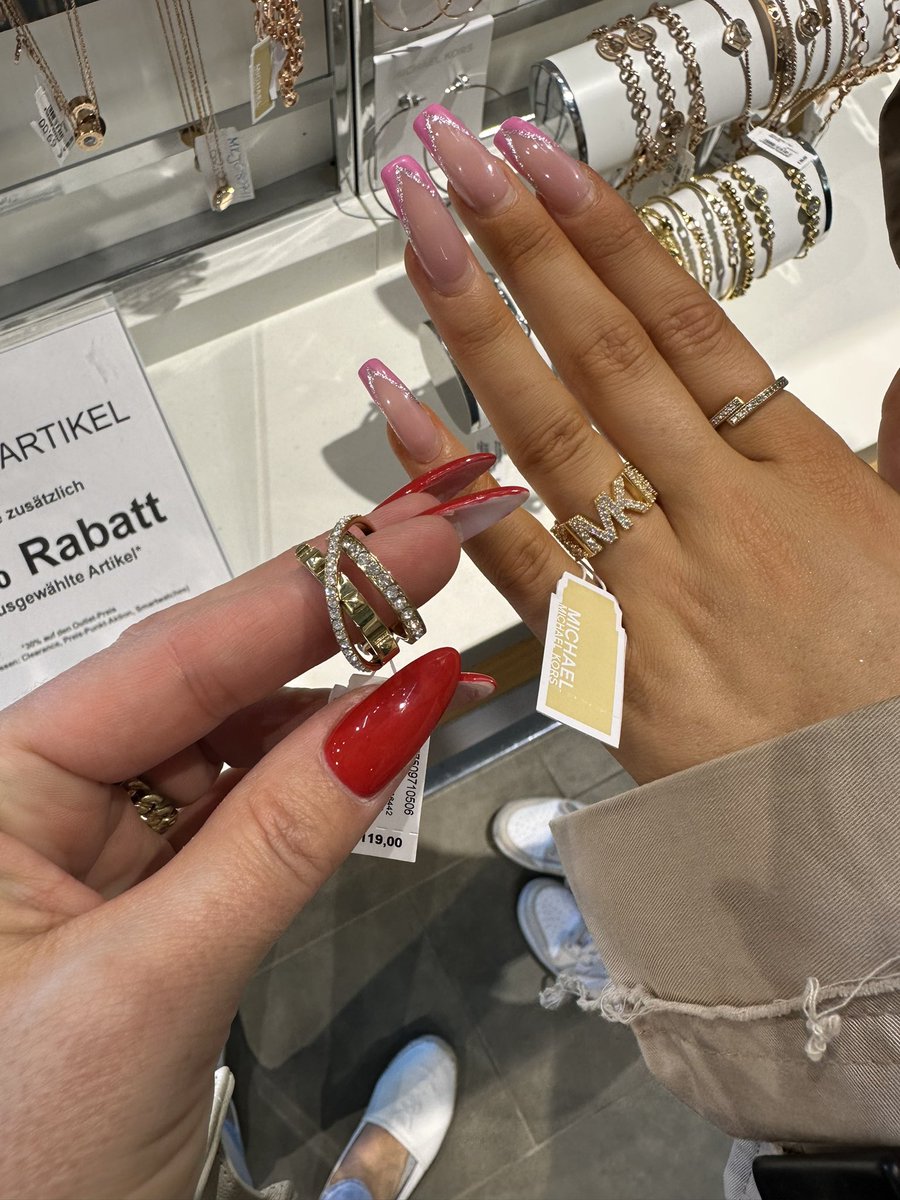 Shoppen mit meiner süßen Tochter @bella_goddess_ in Bremen! Ihr Zahlmuschis liebt UNS im Doppelpack, darum werdet ihr uns jetzt diese Ringe bezahlen!