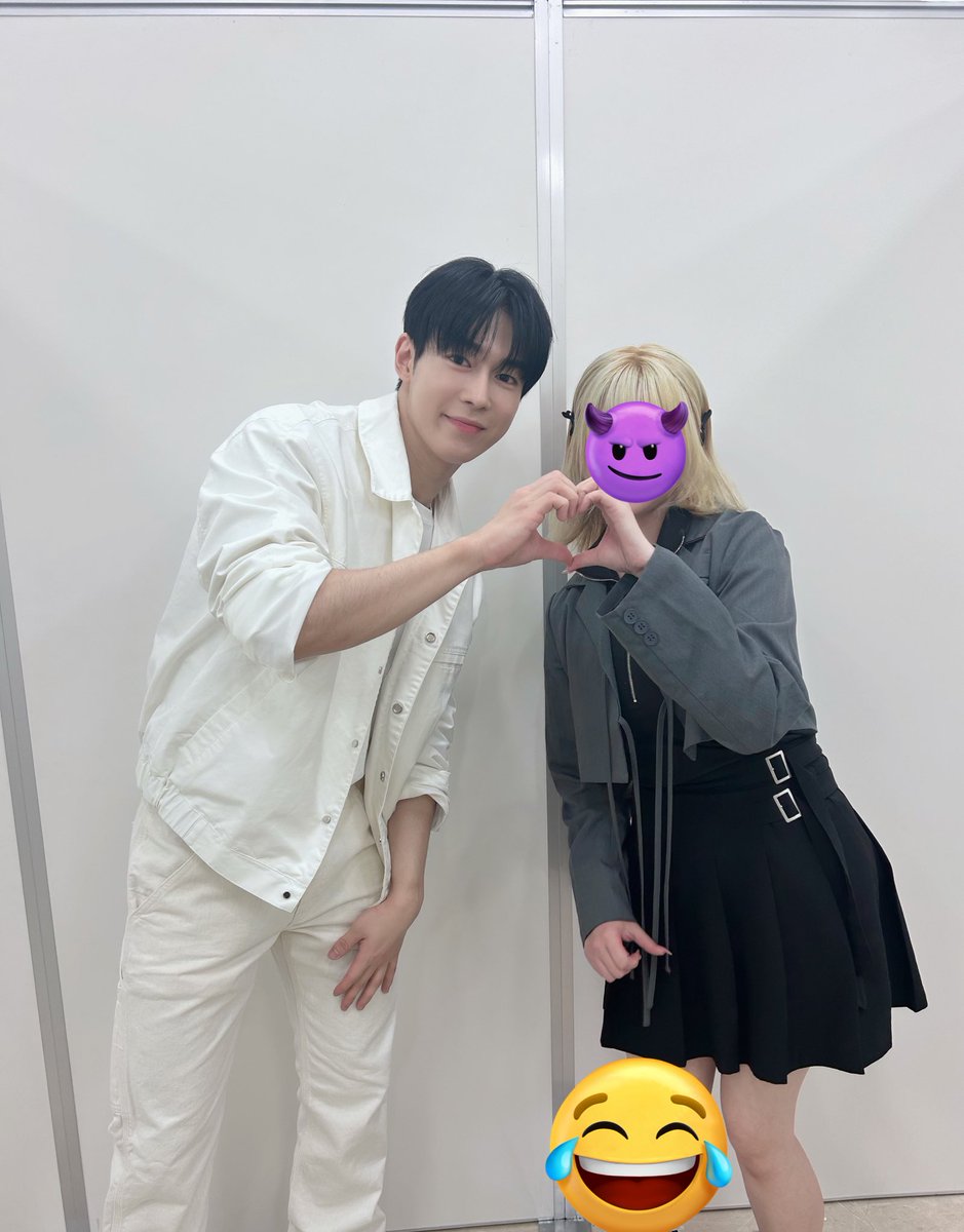 v_noiru's tweet photo. 私2枚目へっぴり腰だし謎に片方の手もハート作ってるし距離遠くないですか！？！？！？www絶妙な距離感おもろい
楽しかっただいすきだうぉんくん幸せでいて健康でいてくれ https://t.co/wM5dYUmJvn