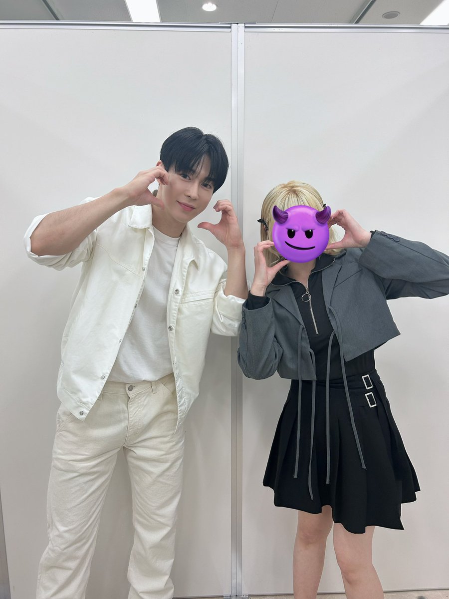 v_noiru's tweet photo. 私2枚目へっぴり腰だし謎に片方の手もハート作ってるし距離遠くないですか！？！？！？www絶妙な距離感おもろい
楽しかっただいすきだうぉんくん幸せでいて健康でいてくれ https://t.co/wM5dYUmJvn