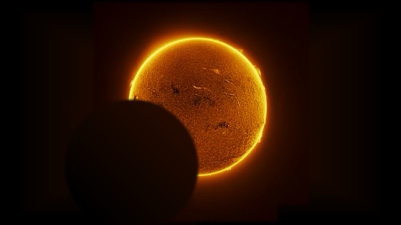 bczernick's tweet photo. @KindlyMyers From a friend's telescope, southern Alberta Canada. https://t.co/O89cIjlTPz