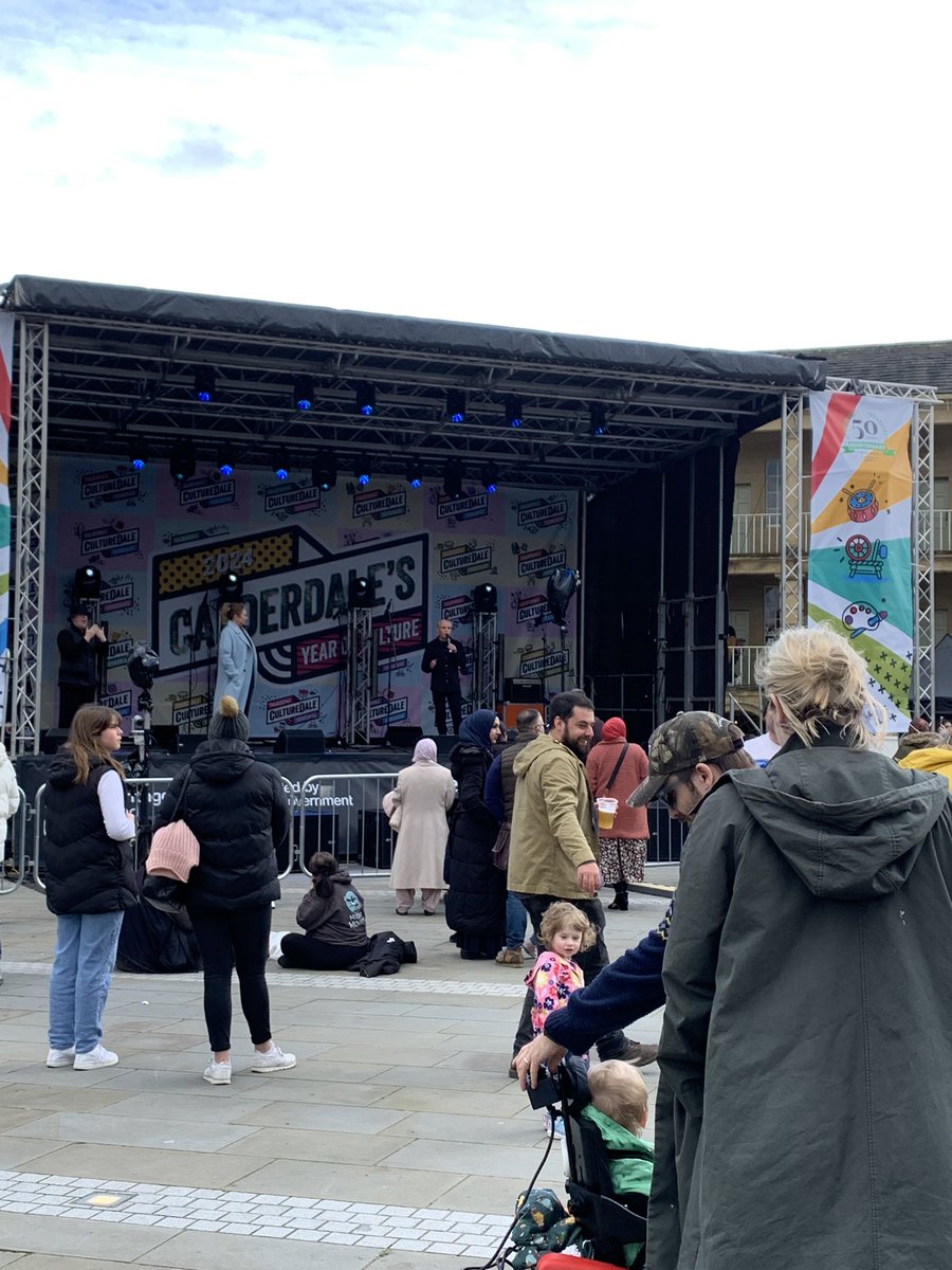 Halifax Culturedale is underway. Lots of performers reminding us of the amazing local talent. Nicola Chance Thompson @ThePieceHall introducing the afternoon activity. Despite the blustery weather Piece Hall is buzzing! . @MayorOfWY @WestYorkshireCA