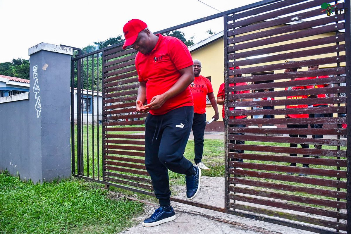 EFFKZN's tweet photo. EFF SG @DlaminiMarshall leading a door to door campaign alongside Cmsr Mkhaliphi and Cmsr Twala.

The EFF is on the road and speaking to all registered voters who must come out in their numbers on the 29 May 2024.

#MalemaForSAPresident https://t.co/deP81uqcGb