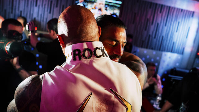Roman Reigns and The Rock sharing a moment backstage at Wrestlemania following Roman losing the WWE title 🩸