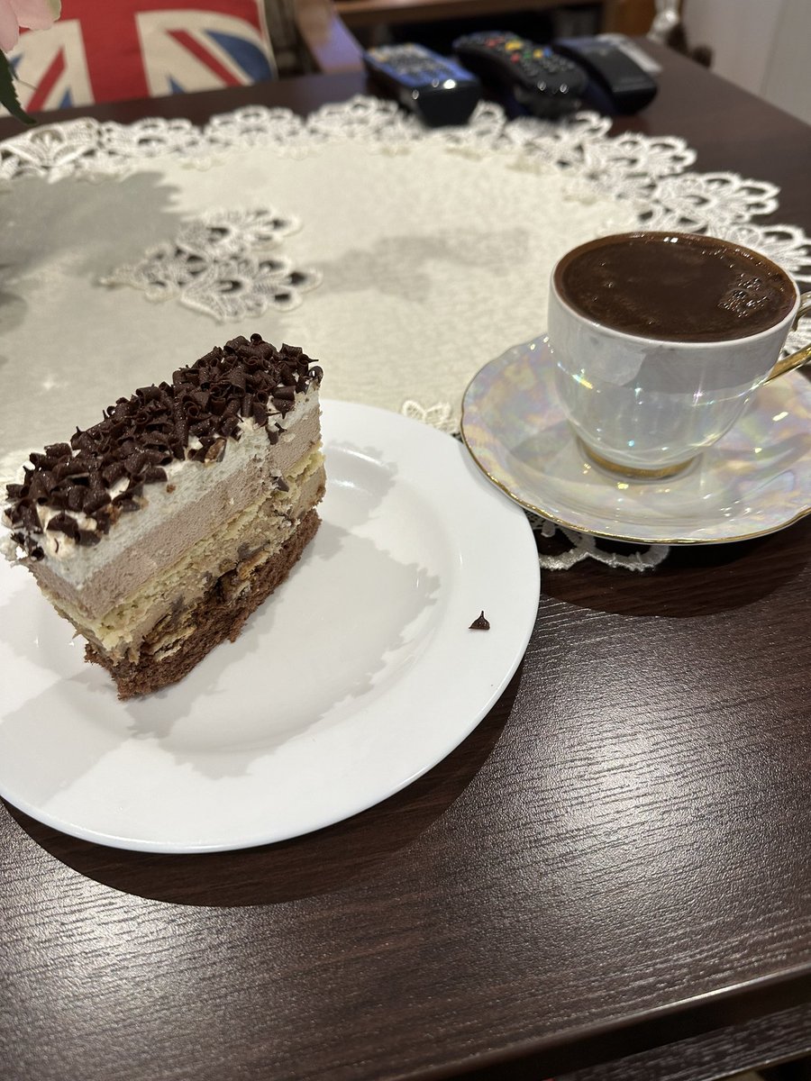 Popołudniowa kawa i ciasto.☕️🍰#kinderbueno
