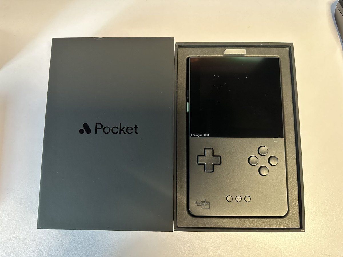 ras_dns's tweet photo. Analogue Pocketついに届いた！めちゃくちゃ画面綺麗で感動してる https://t.co/as4BvJQYsN