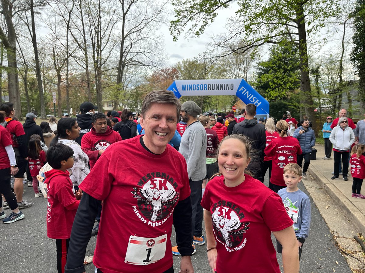 This morning I ran the @WestbriarES 5K race with PTA President Morgan Zubof and others. The race benefited the @kilmercougars food pantry that serves 50-60 families per week.

Learn how you can donate to this #foodpantry: kilmerms.fcps.edu/node/4125

#5kmrun #nokidhungry #viennava