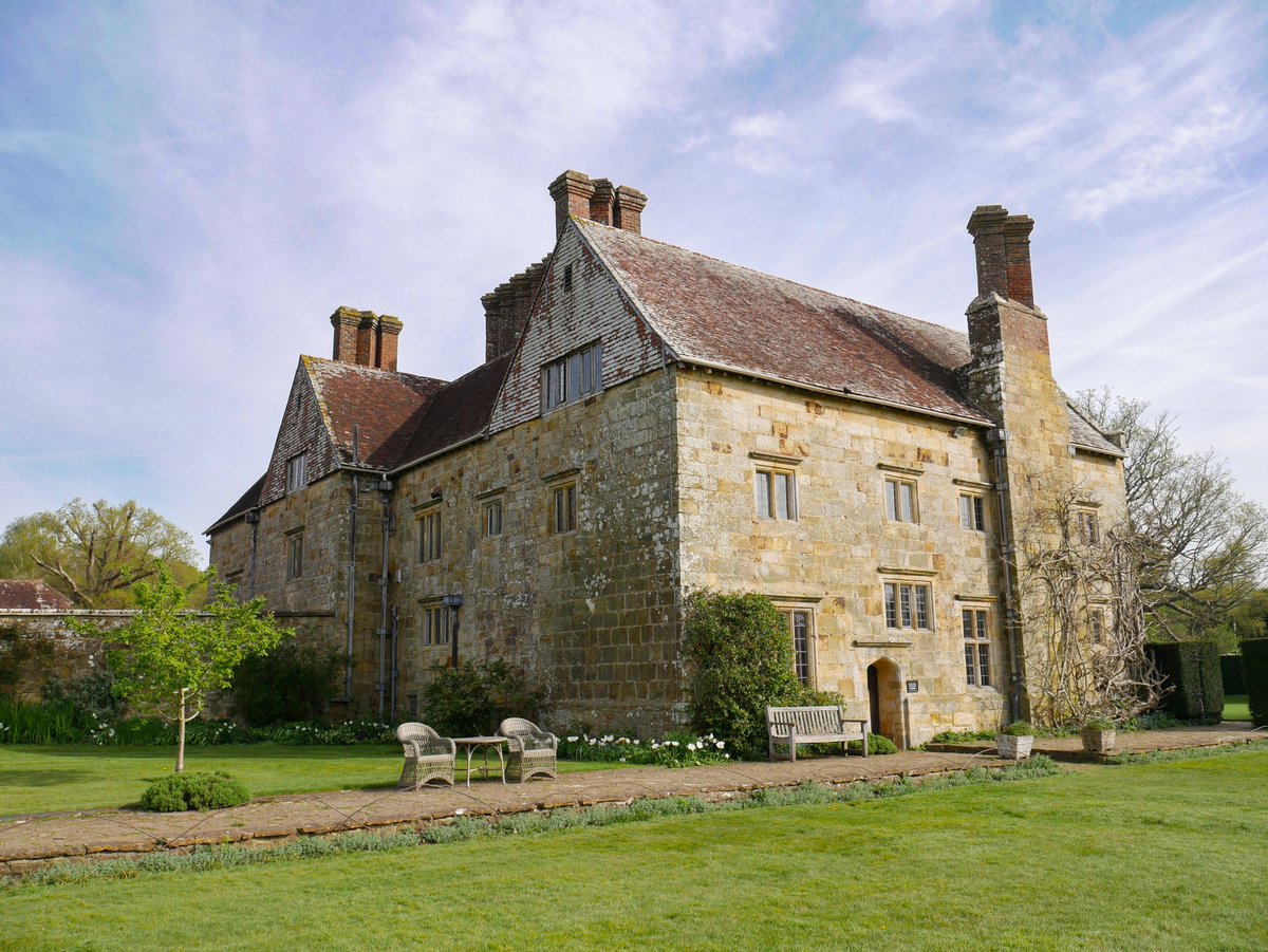 Are you planning a visit to Bateman's? Before looking around Rudyard Kipling's home, join us for a free introductory talk to learn about Kipling’s life, family and work. Monday to Friday at 11.00am, 12.00pm and 1.00pm. 📸National Trust/Lucy Evans