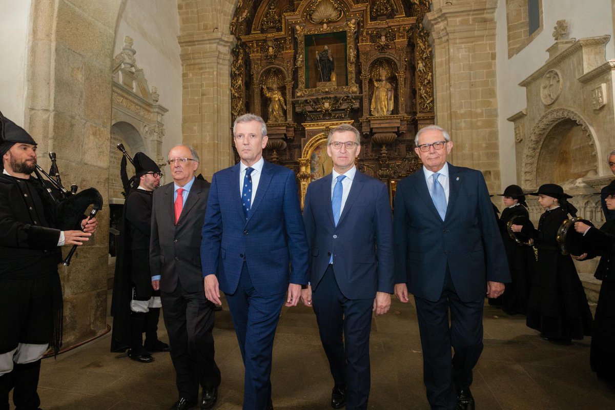 Con virtudes e defectos, con acertos e con erros. Non atoparedes en min artificios ou disfraces. Son o pai de Beatriz e Marta. O fillo de José Antonio e Lola. Galego coma vós. Hoxe tomo posesión como o primeiro servidor de Galicia. Todo un orgullo 💙