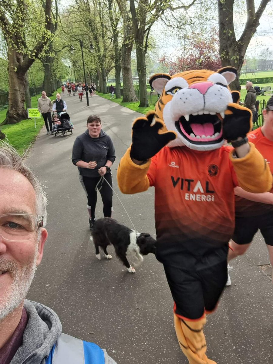 A roarsome morning with @PSLFC mascot completing his first @parkrunUK! 🐯 A fab crowd of 399 parkrunners joggers and walkers, 10 taking part for the first time, & lots of visitors. Welcome all. A big thank you to the 27 fabulous volunteers. 🦺💚