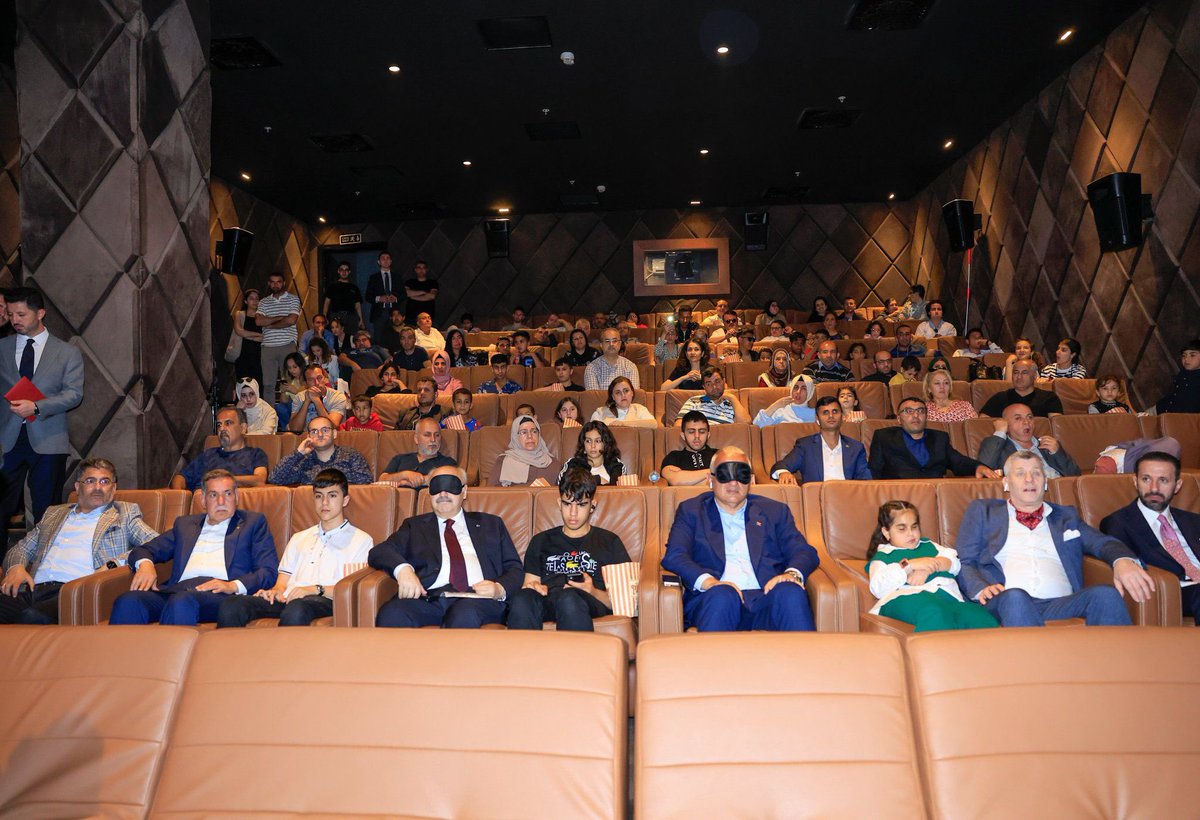 📍01 Burda Sinema Salonu Kıymetli sanatçımız Metin Şentürk ile Engelsiz Sinema söyleşisine Kültür ve Turizm Bakanımız Sayın @MehmetNuriErsoy, Adana Valimiz Sayın @yskosger ve Adana Milletvekilimiz Sayın @ahmetzenbilci ile katıldık. Adana’mızın kültürel anlamda öncü şehir olma