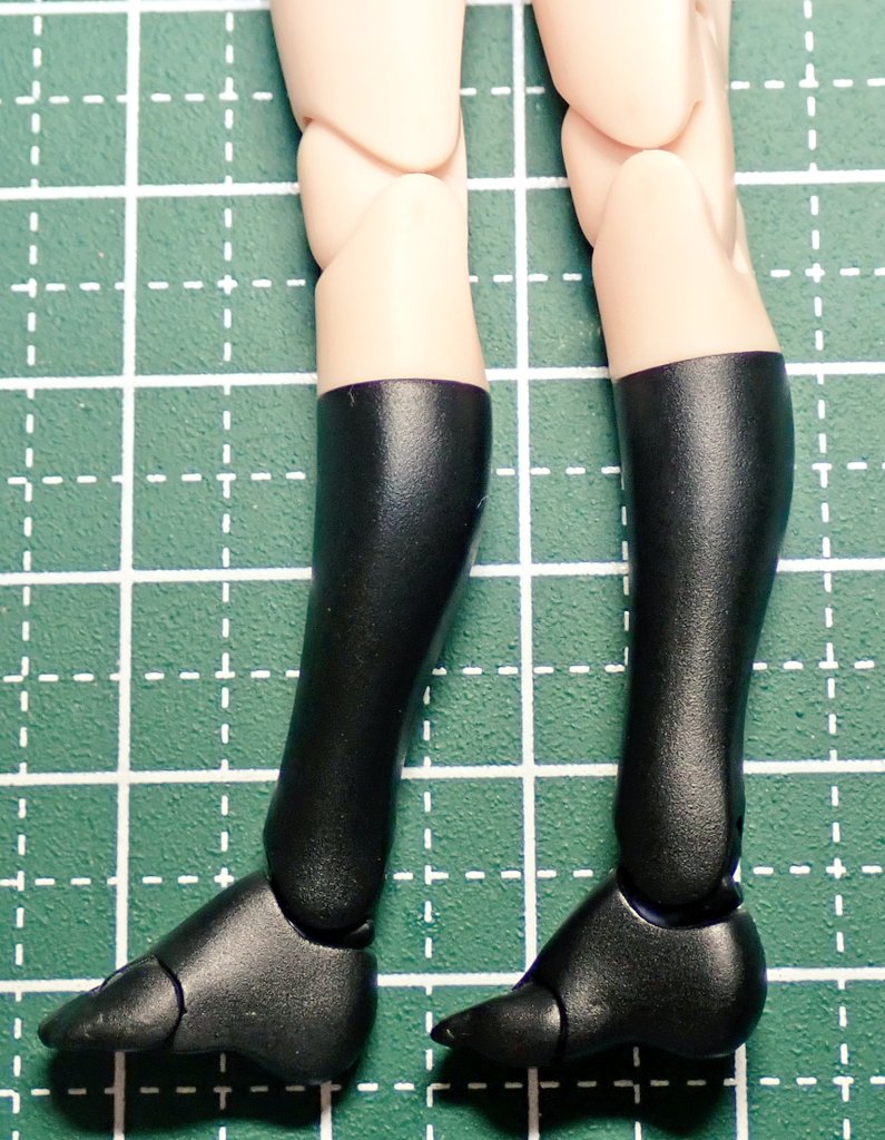 ナイトちゃんの爪先にランナーパテ盛って靴下履いてる感を出して最終的に黒ハイソックスに塗装してやったZEｸﾞﾍﾍﾍ
#メガミデバイス