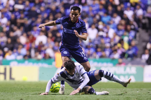 ikecarrera's tweet photo. 🚂🔵 "Charly" Rodríguez tuvo una actuación sólida en el partido de la Jornada 15 del CL24 contra Puebla. En el campo durante 90 minutos, demostración de distribución del balón completando 89 de sus 99 pases, lo que refleja una precisión del 90%. Creó dos oportunidades de gol y tuvo un impacto modesto en términos de xG y xA, acumulando un total de 0.20.

En el ataque, 'Charly' disparó tres veces, pero no logró acertar en el objetivo con ninguno de sus tiros, aunque uno fue bloqueado. A pesar de esto, mantuvo un alto nivel de participación con 115 toques, incluidos dos dentro del área contraria, y entregó 11 pases al tercio final. También fue efectivo en sus envíos largos, con 4 de 6 balones precisos. Solo perdió el balón una vez, lo que nos dice su habilidad para mantener el control bajo presión.

Recuperó el balón en 8 ocasiones y fue superado en un solo regate. En los duelos, tuvo un rendimiento equilibrado, ganando y perdiendo dos duelos cada uno, y manteniendo un 50% de éxito en los duelos en el suelo.