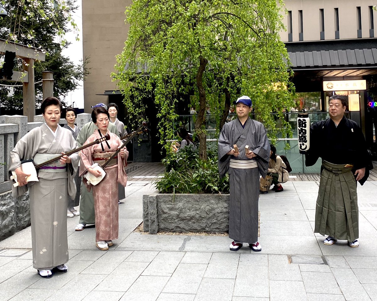 特等席で新内流しも拝見しました✨
桜吹雪の下で、最高に粋で風流で。

#新内流し #日本酒利き歩き
#日本橋利き歩き #福徳の森
#カルモパサール
