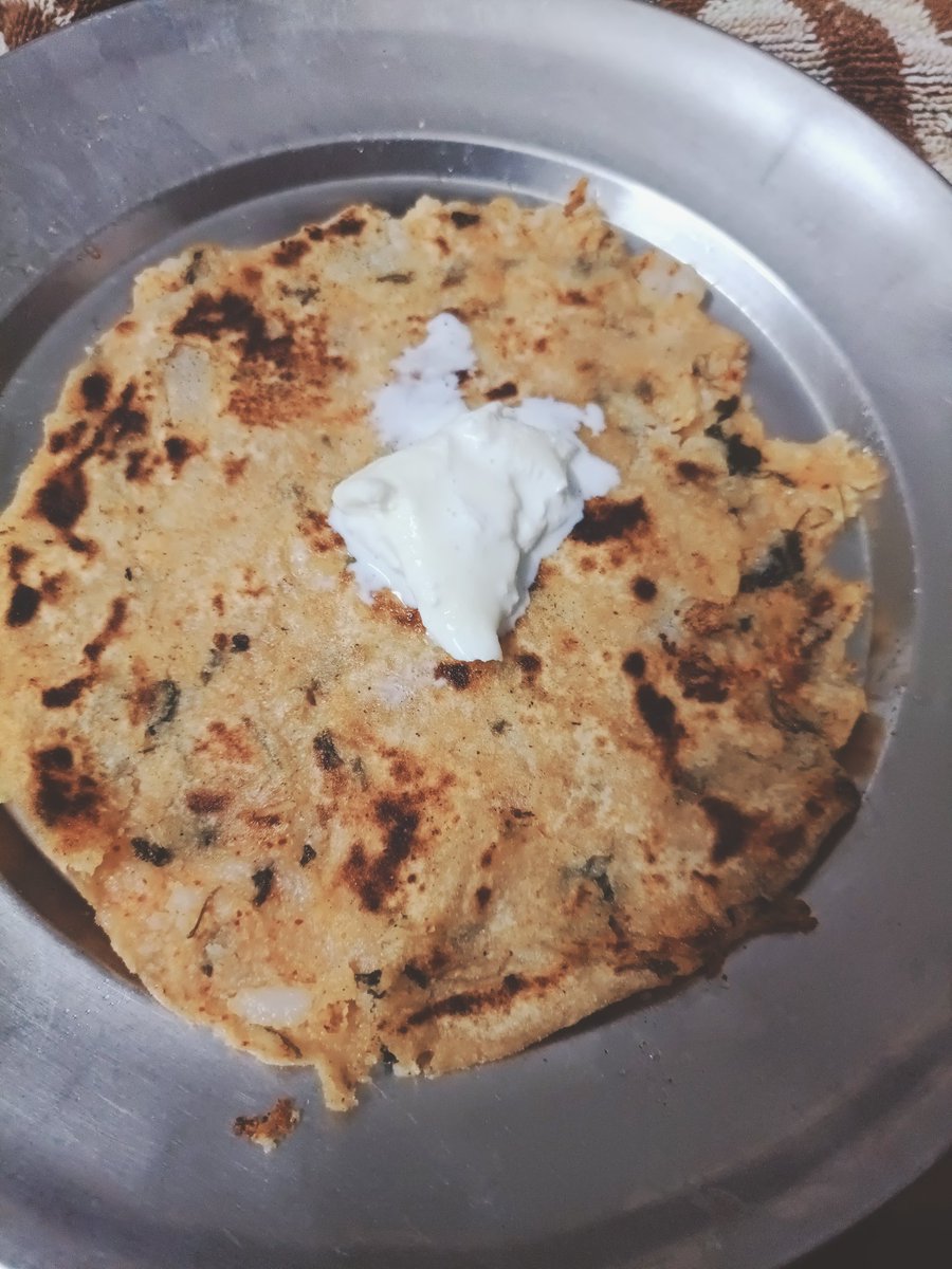 आलू परांठे पर ताजा मलाई का अलग ही आनन्द है 😋😋