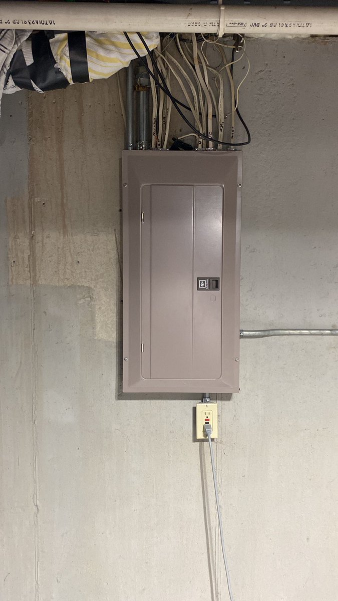 robertRogalins1's tweet photo. This is a fuse box, all the electricity that travels to your house passes through this box, and if a surge occurs a fuse will break stopping the electronics from getting fried @franklinlorax #apesenergy https://t.co/4fZYRAa8zY