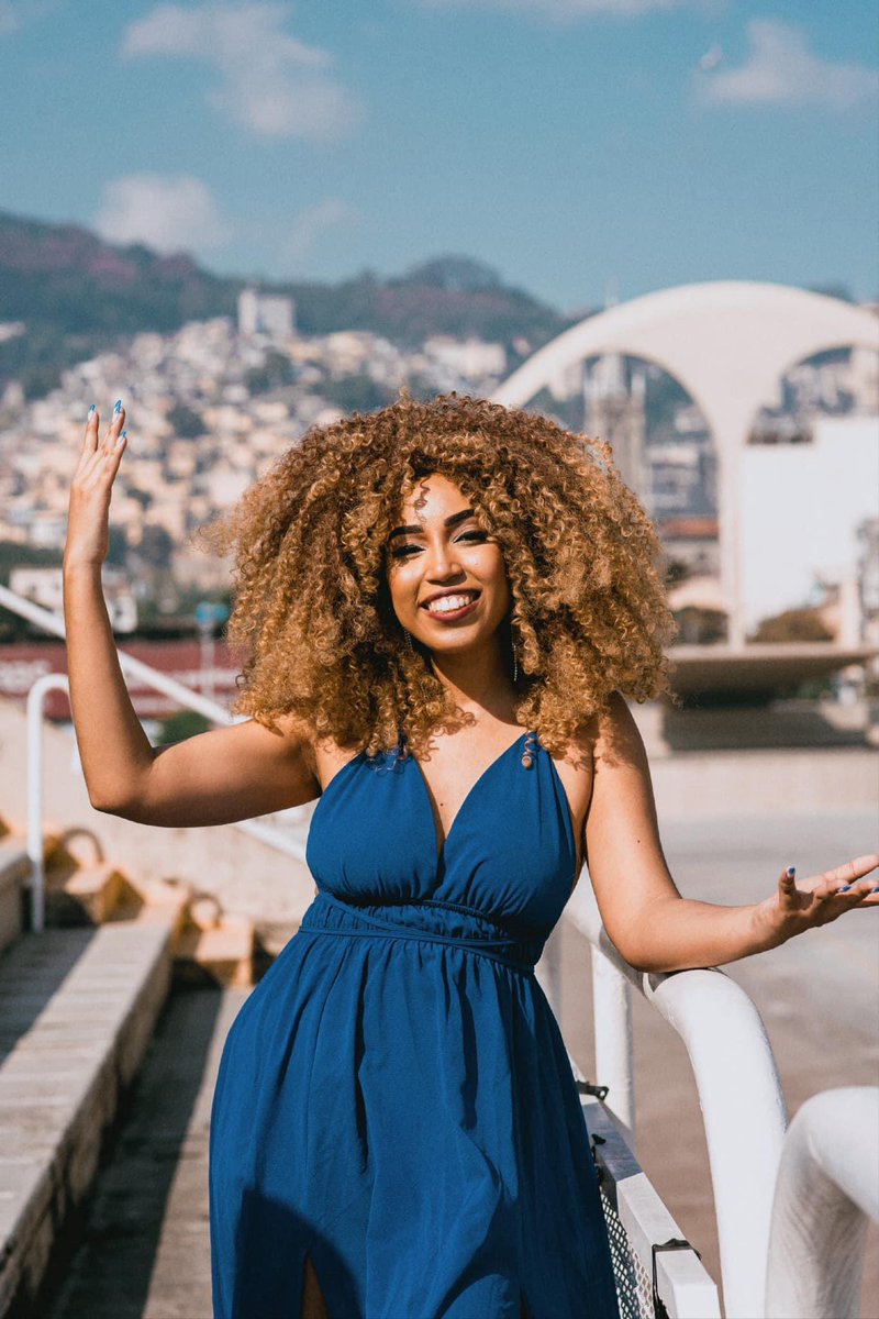 Hoje é oficialmente o DIA DA MULHER SAMBISTA, sigam o fio de mulheres maravilhosas que vocês precisam conhecer: