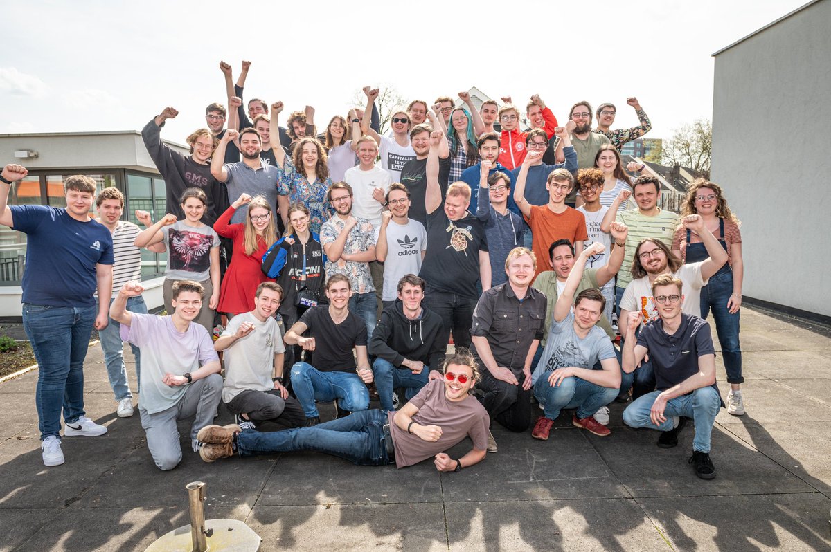 🤩 Wat een opkomst!

Bijna 60 leden kwamen naar Amersfoort voor onze ledenvergadering. Samen blikken we terug op de groei van 2023. Ook maakten we plannen voor een Europa dat werkt voor de werkende klasse.