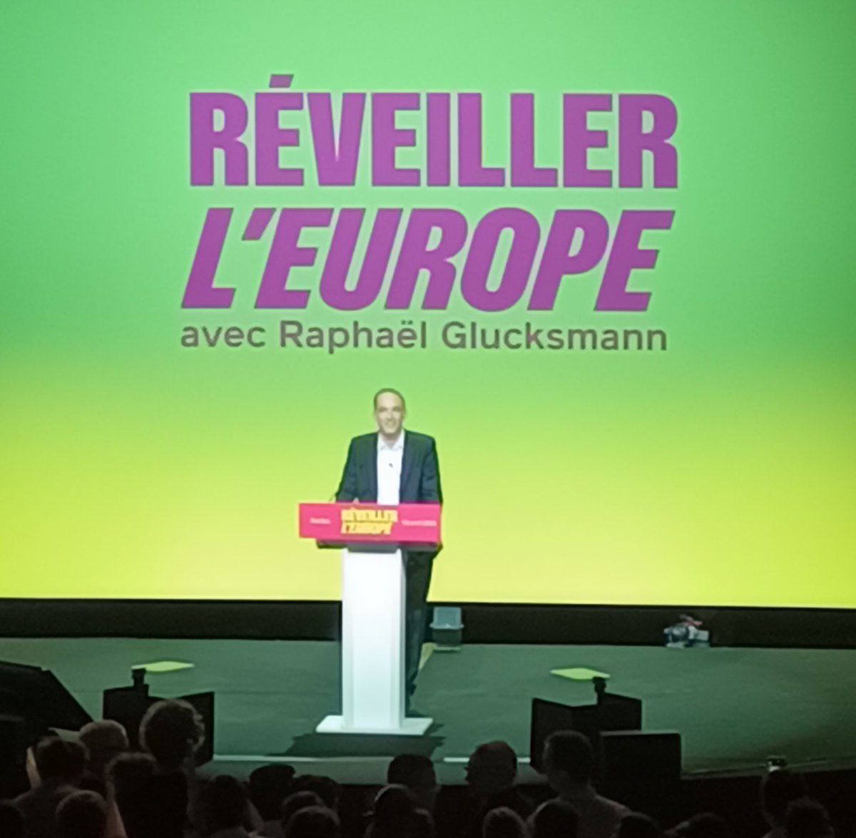 @rglucks1 Glucksmann, aussi sincère sur ses combats que clair sur son engagement pour l'Europe démocratique, combative, sociale et écologique. 3 000 citoyennes et citoyens convaincu.e.s et motivé.e.s pour #ReveillerLEurope.