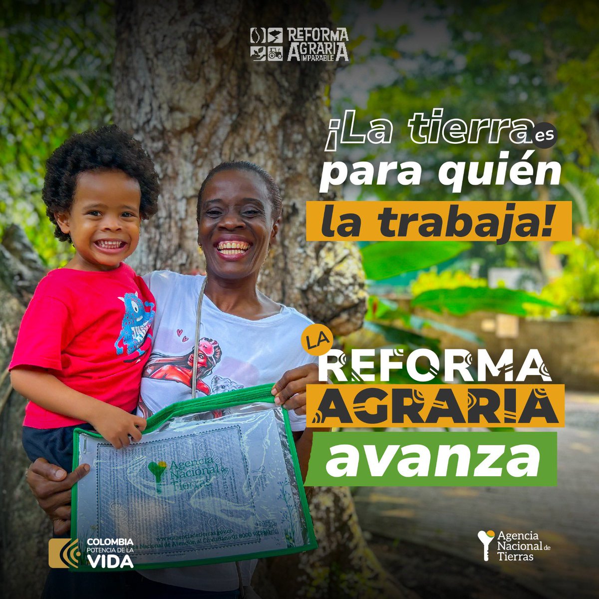 Sonrisas que florecen con la tierra: una madre y su hijo celebran su nueva propiedad. ¡El Gobierno de Colombia sigue comprometido con la #MetaReformaAgraria, asegurando que la tierra llegue a quienes la cultivan y la aman!