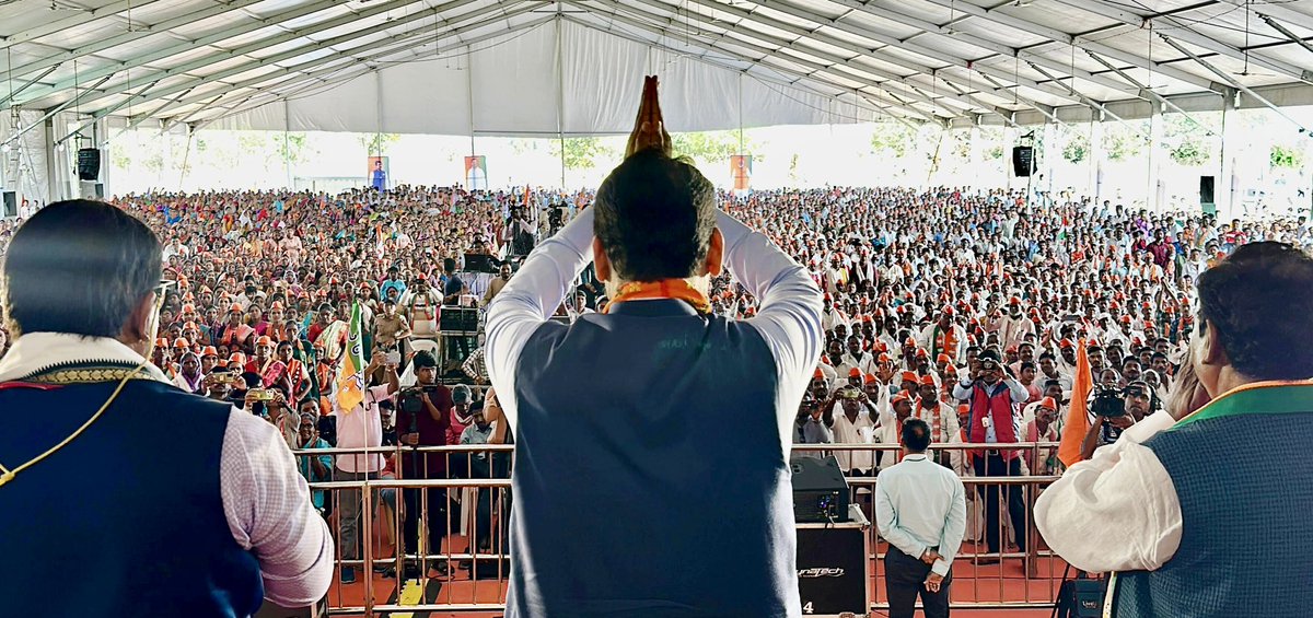 He became a family member for every Gadchiroli local.. slogged hard, like a daredevil stayed overnight at remotest locations.. And look at the sea of crowds at even the most unexpected locations ! 🙏🏽 #DevendraFadnavis 🫡 @Dev_Fadnavis ji is the hero for them and many !