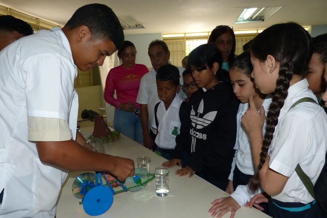 #DeInterés | El fascinante mundo de la Química llenó de conocimientos a estudiantes aragüeños Durante la jornada, los jóvenes realizaron experimentos demostrativos utilizando el kit de la Caravana de la Química. Más información➡️tinyurl.com/t3d58efy #Todo11TieneSu13