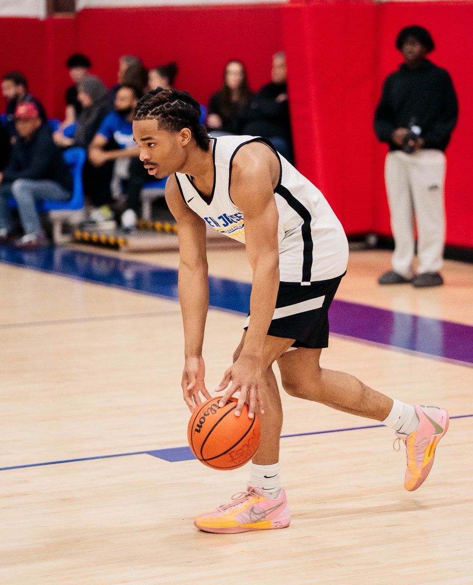 2026 Jaen Chatman was impressive to start @madehoops East Warmup. Shot maker, physical finisher and a heck of a floor general. Will quickly rise up coaches recruiting boards 📈